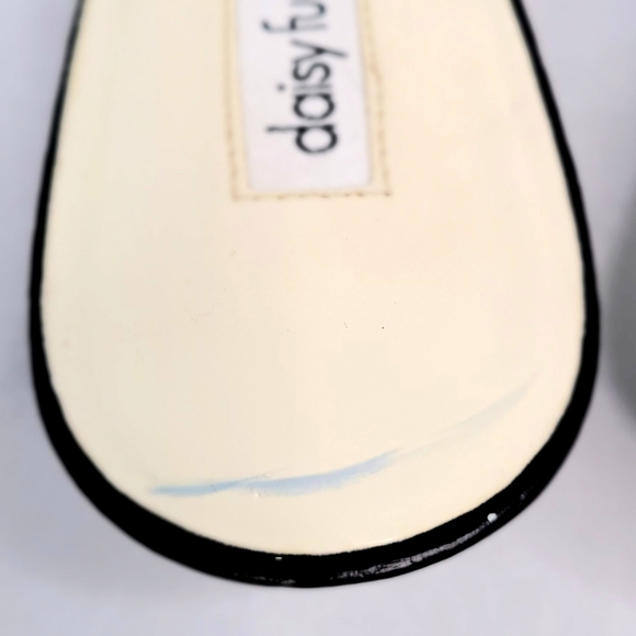 Daisy Fuentes Black Sandals with Peep-Toe Design and Crisscross Straps Used - Picture 7 of 9